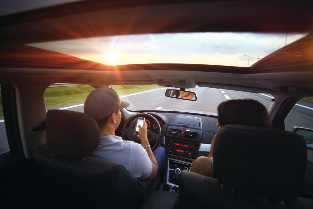 Beste autorijschool in Helmond met gekwalificeerde instructeur die rijles geeft aan student
