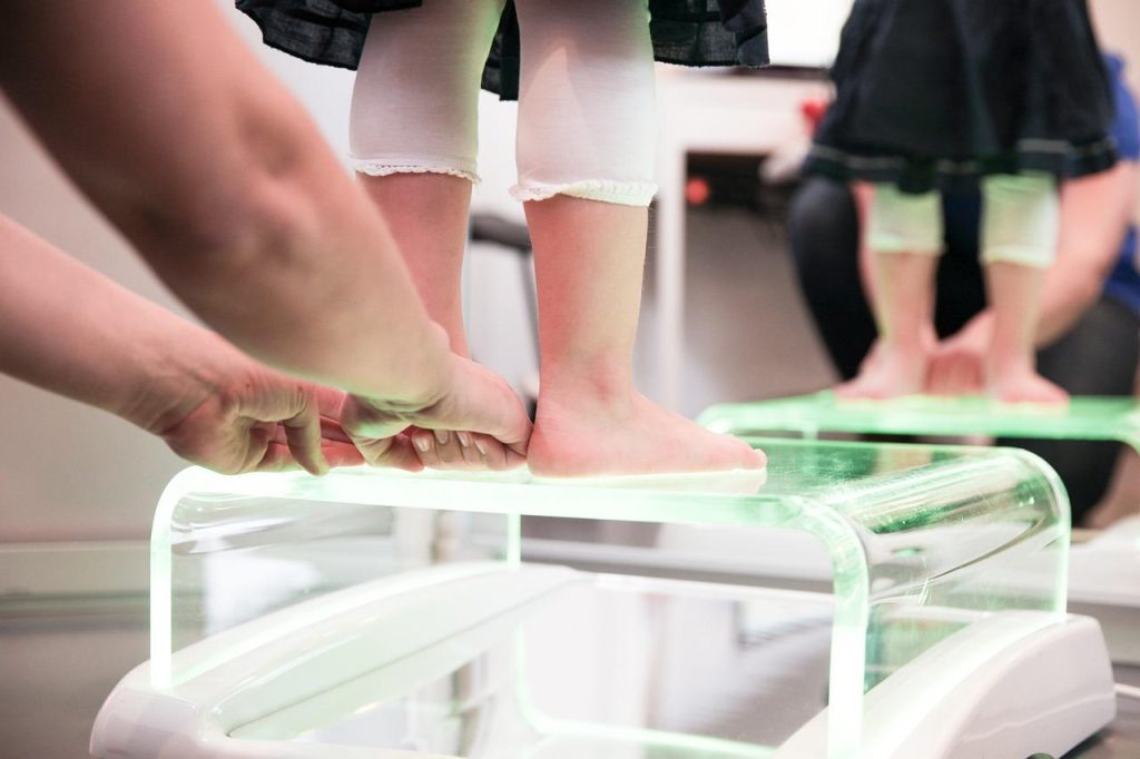 Fysiotherapeut in Zoetermeer voert behandeling uit met moderne technieken voor optimaal herstel