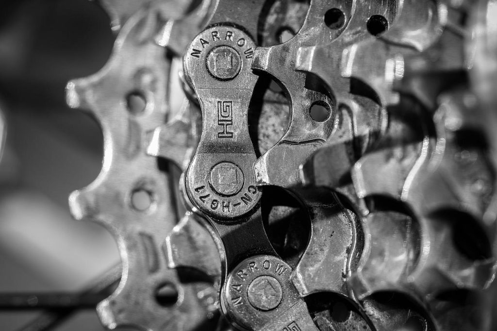 Fietsenmaker in Leeuwarden werkt aan fietsreparatie en onderhoud voor de lokale gemeenschap
