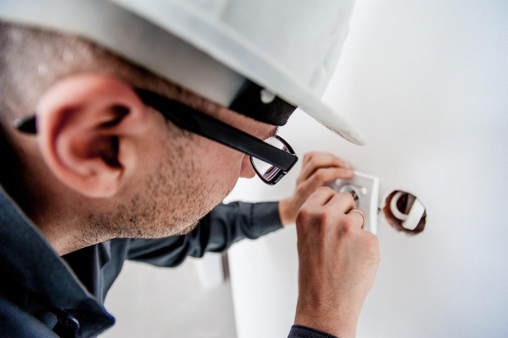 Professionele elektricien in Nieuwegein voert veilige elektrische installatie uit